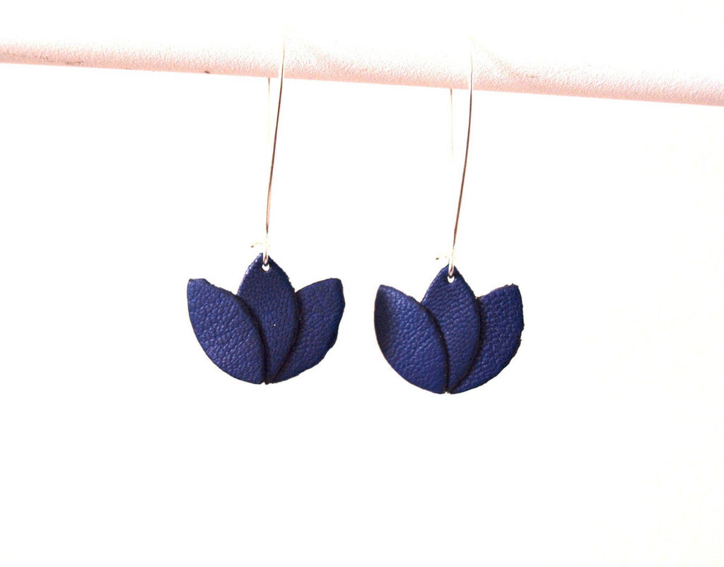 Boucles d'oreilles cuir bleu roi et argenté, fleur de cuir sur monture dormeuse argentée - fleur de lotus