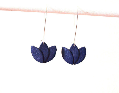 Boucles d'oreilles cuir bleu roi et argenté, fleur de cuir sur monture dormeuse argentée - fleur de lotus