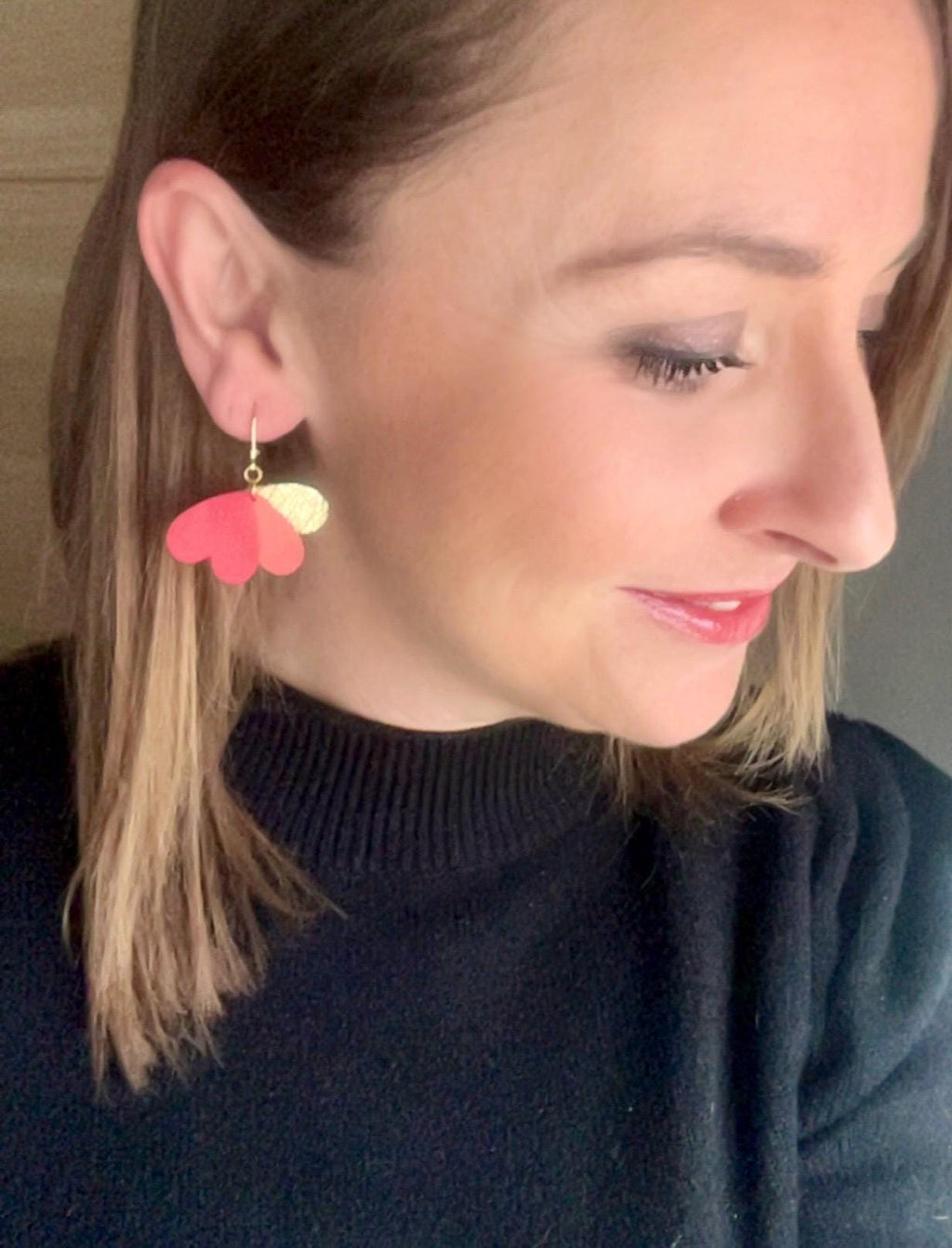 Boucles d’oreilles cœurs en cuir upcyclé, bijoux artisanaux légers faits main, boucles pendantes femme, cadeau original, rouge corail et or