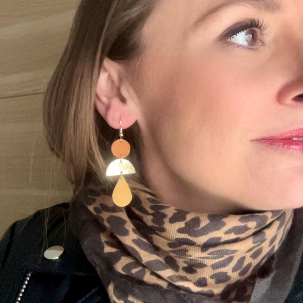 Boucles d’oreilles géométriques en cuir upcyclé, boucles pendantes légères faites main, bijoux artisanaux femme camel doré ocre cadeau