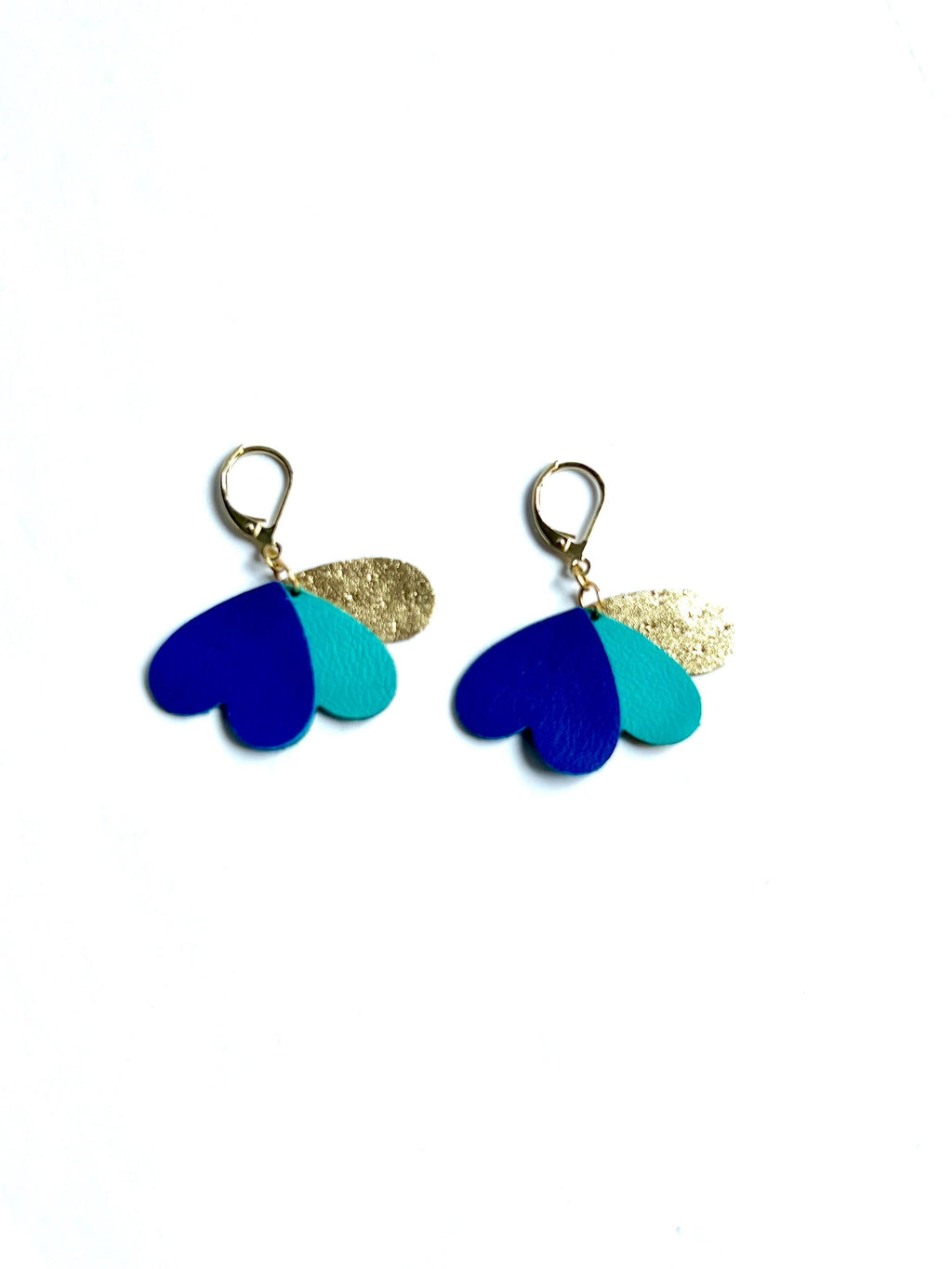 Boucles d’oreilles cœurs bleu turquoise et or en cuir upcyclé, bijoux artisanaux légers faits main, boucles pendantes femme, cadeau original