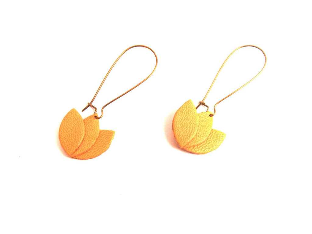 Boucles d'oreilles cuir jaune moutarde ocre, fleur de cuir sur monture bronze style dormeuse