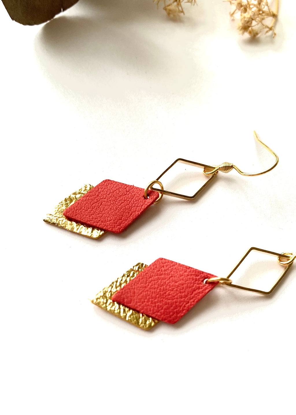Boucles d'oreilles cuir rouge et or, boucles d'oreilles graphiques losanges rouge vif et doré - modèle LISÉA - cadeau pour elle