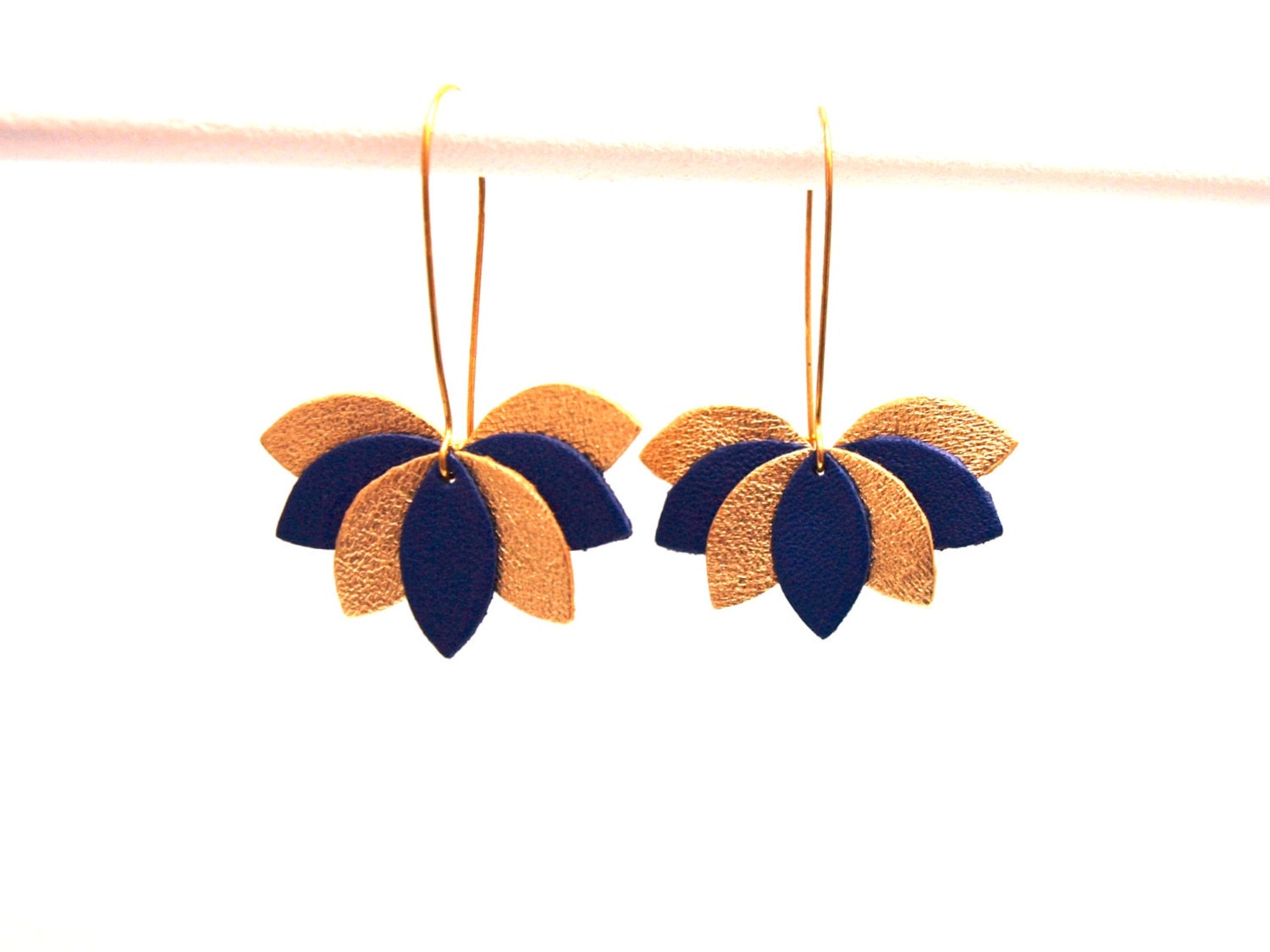 Boucles d'oreilles cuir, feuilles bleu roi et doré, fleur de cuir graphique sur monture dormeuse dorée. cadeau femme - cadeau pour elle