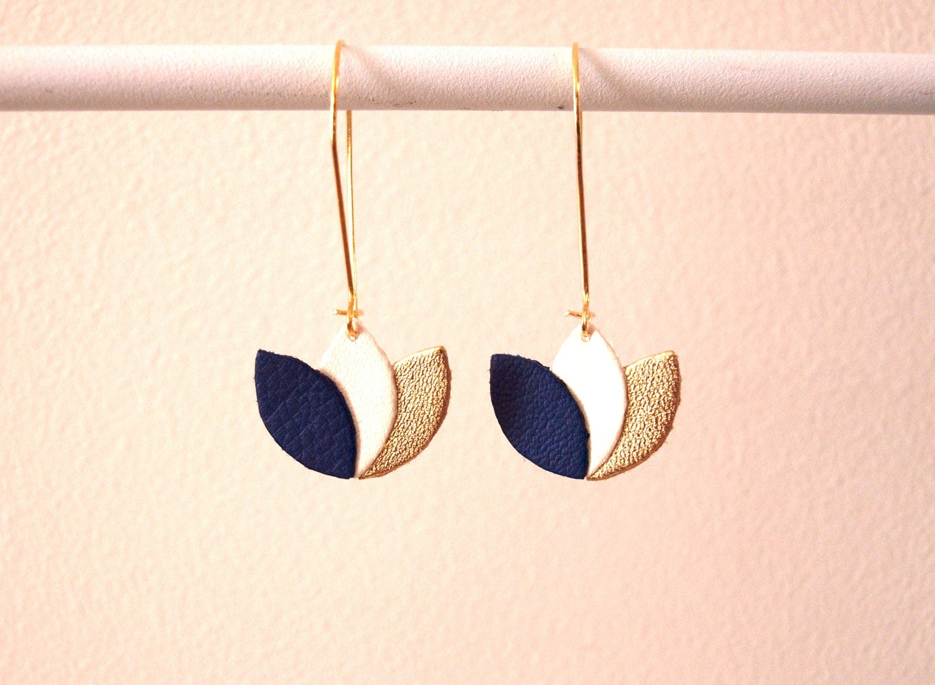 Boucles d'oreilles cuir bleu roi, blanc et or, fleur de cuir sur monture dorée style dormeuse