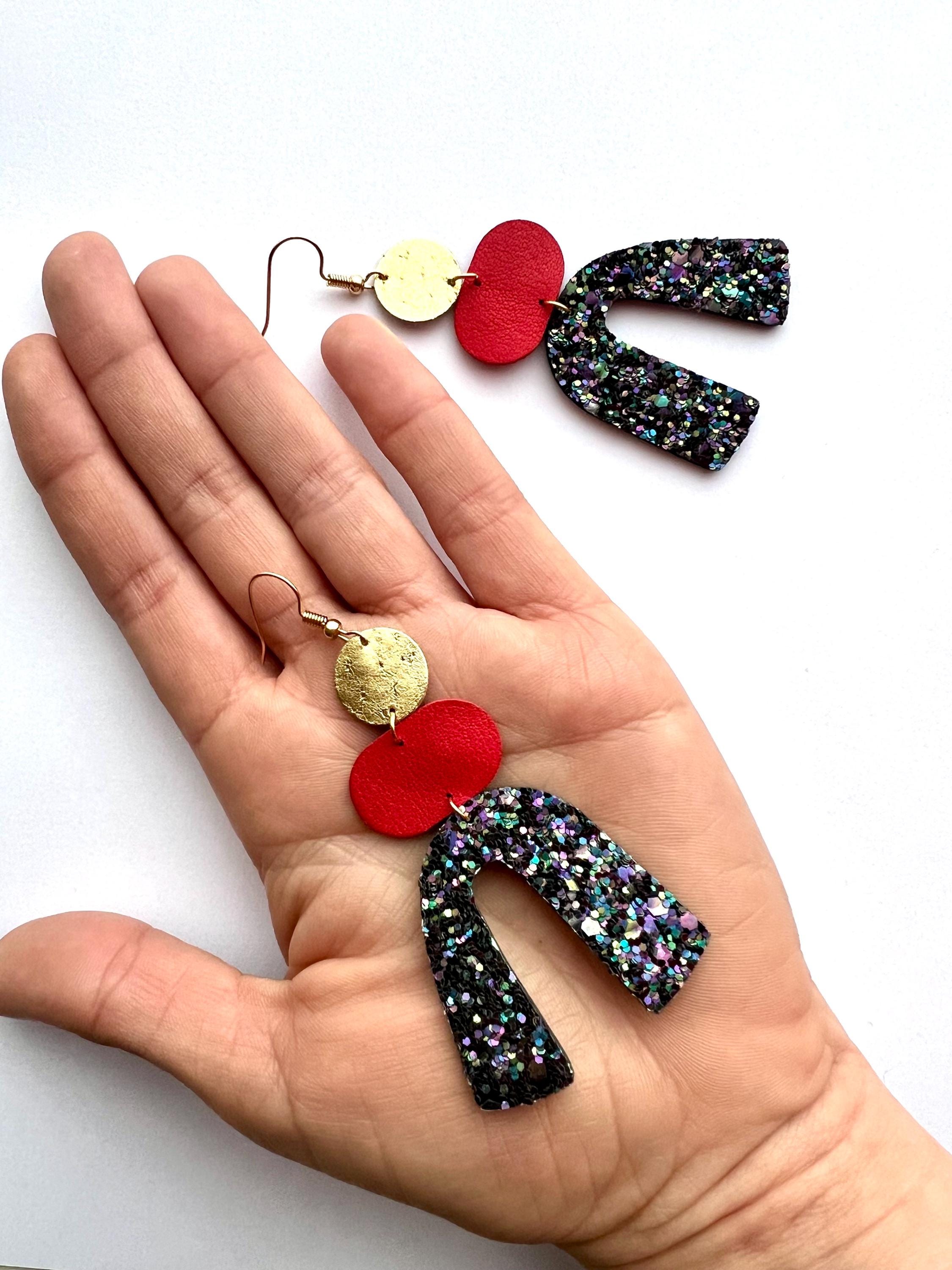 Boucles d’oreilles graphiques en cuir pailleté – Boucles statement rouges et dorées – Bijoux artisanaux faits main - cadeau femme - Gigi
