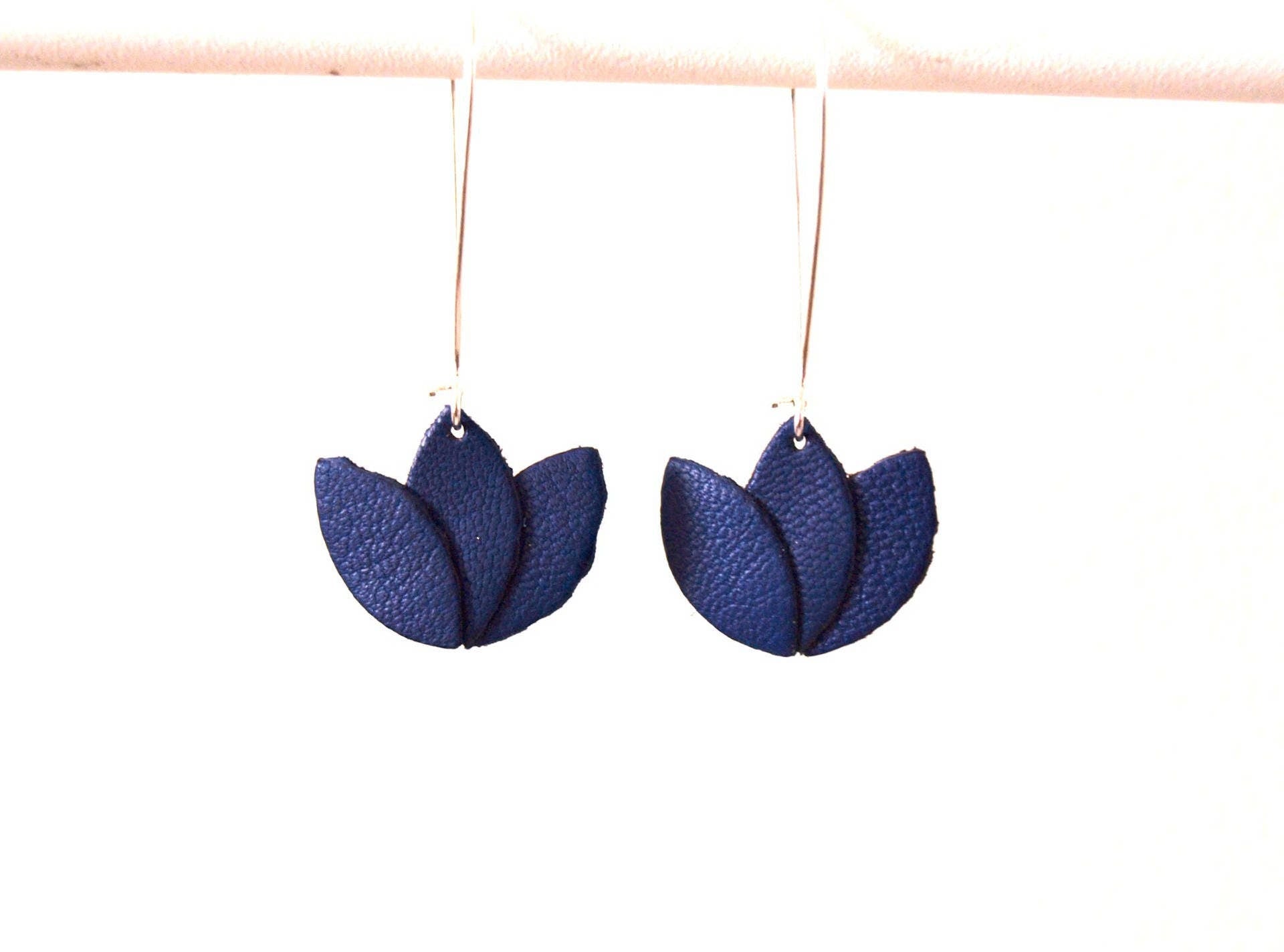 Boucles d'oreilles cuir bleu roi et argenté, fleur de cuir sur monture dormeuse argentée - fleur de lotus