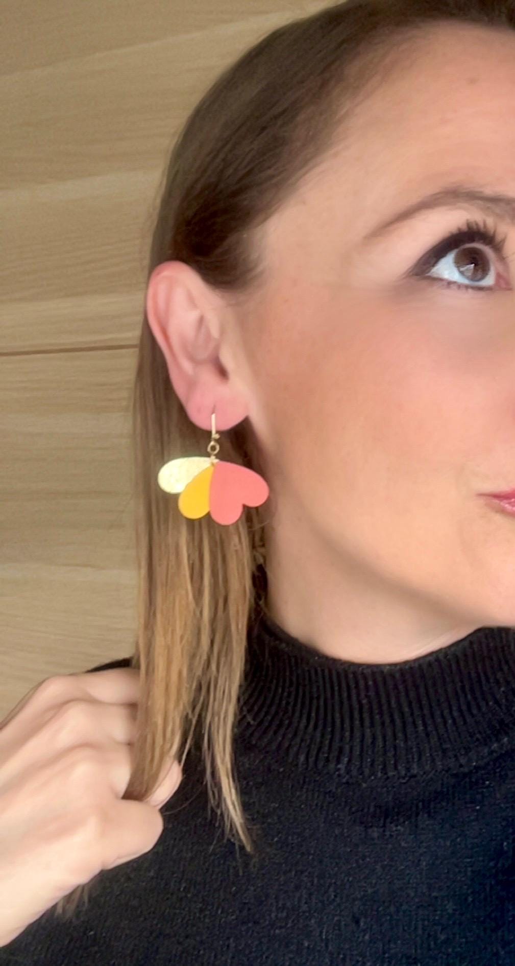 Boucles d’oreilles colorées cœurs en cuir upcyclé, bijoux artisanaux légers faits main pour femme, cadeau original, corail jaune or
