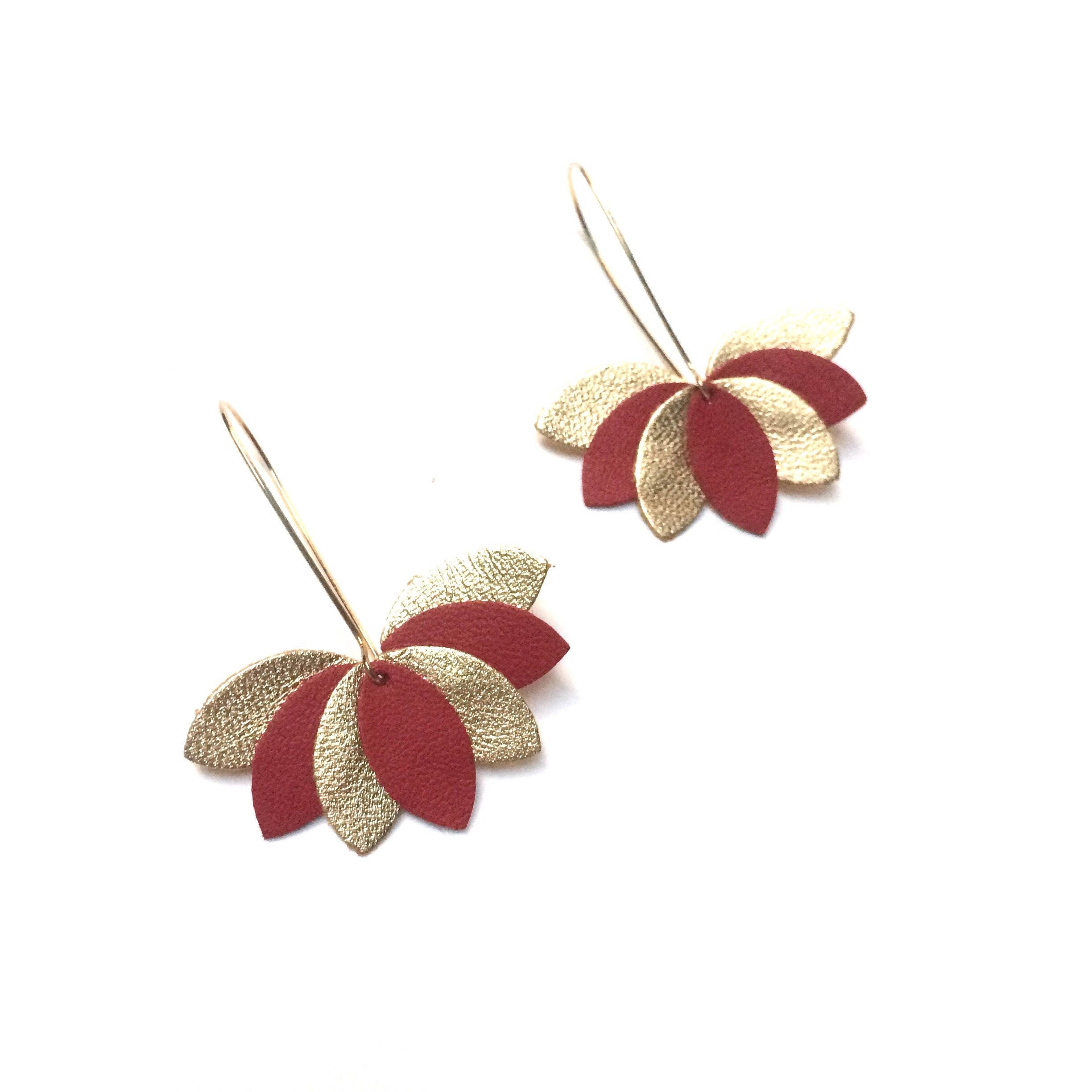 Boucles d'oreilles originales en cuir, feuilles rouge et or, fleur graphique sur monture dormeuse dorée. cadeau femme - cadeau pour elle