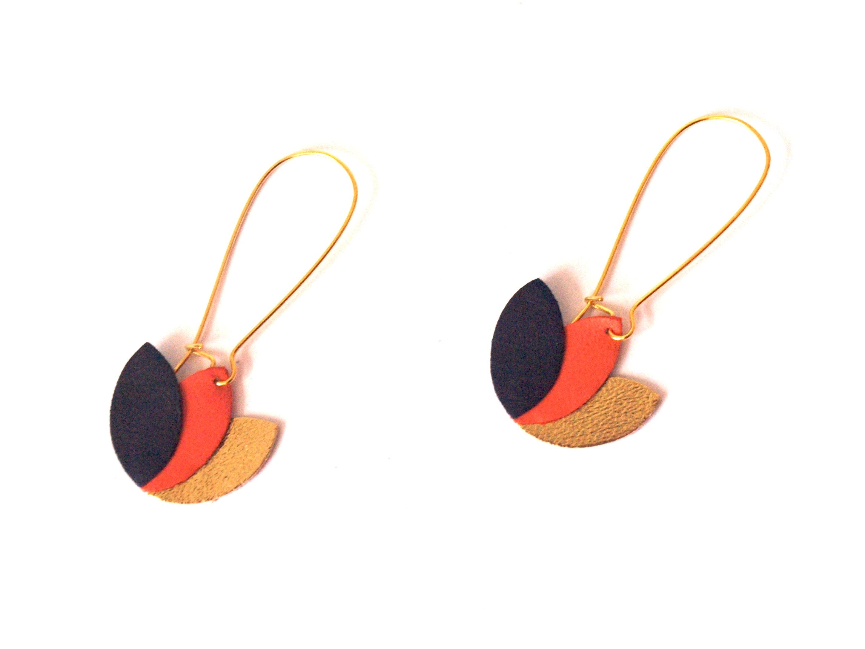 Boucles d'oreilles en cuir bleu nuit corail et or - fleur de lotus graphique sur longue monture en laiton doré style dormeuse - cadeau