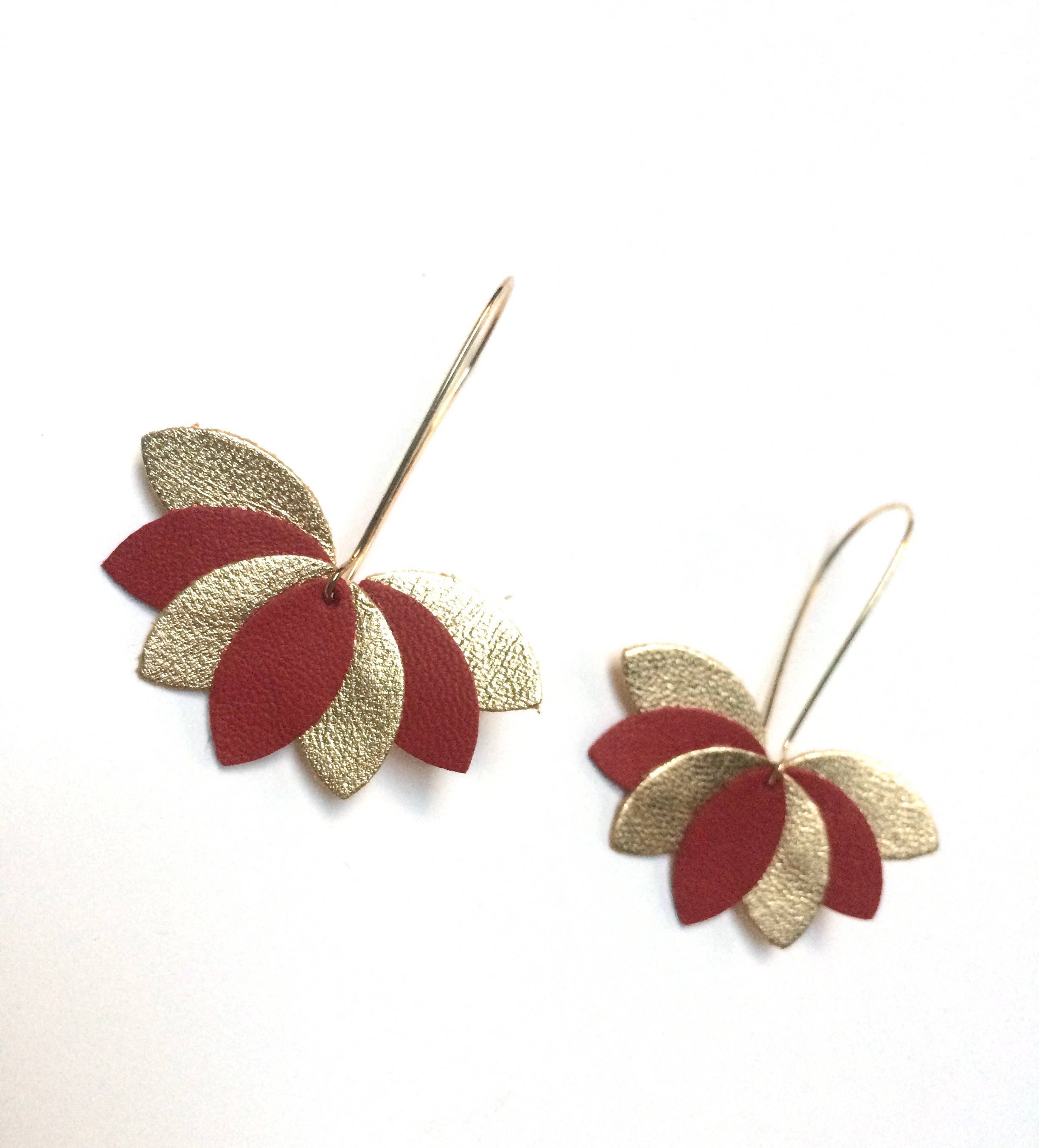 Boucles d'oreilles originales en cuir, feuilles rouge et or, fleur graphique sur monture dormeuse dorée. cadeau femme - cadeau pour elle