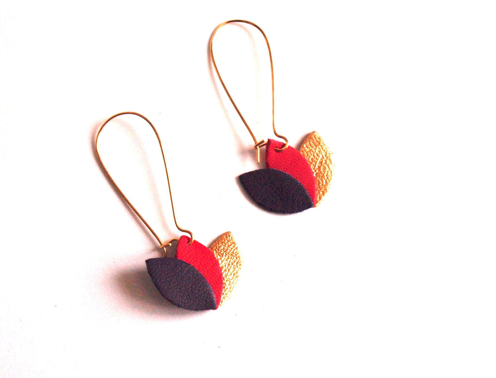 Boucles d'oreilles cuir violet, rose framboise et or rosé, fleur de cuir sur monture dorée style dormeuse