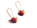 Boucles d'oreilles cuir violet, rose framboise et or rosé, fleur de cuir sur monture dorée style dormeuse