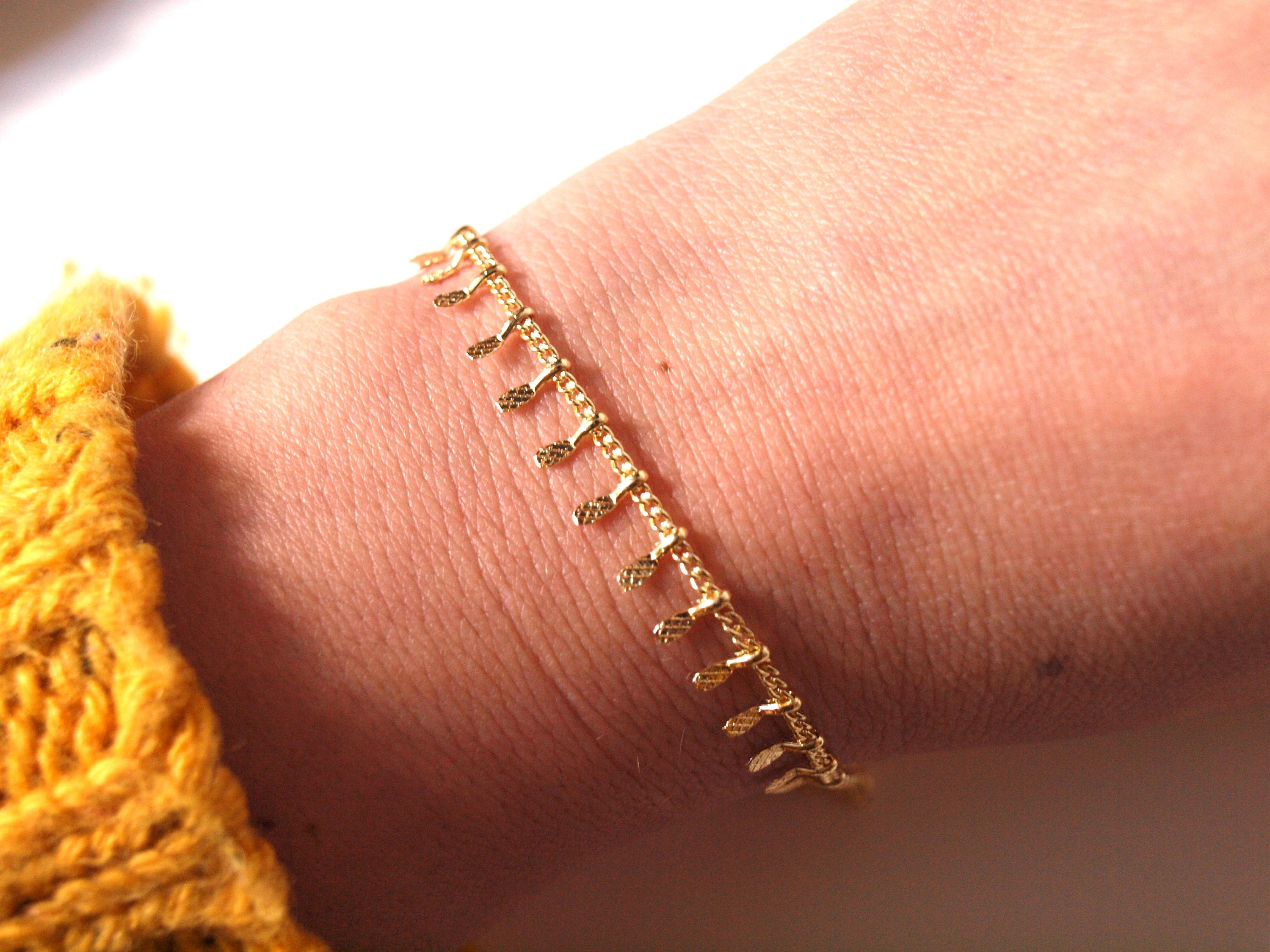 Bracelet fin or - chaîne maille breloques texturées - bracelet femme - superposition bracelets- bracelet bohème - plaqué or - saint valentin