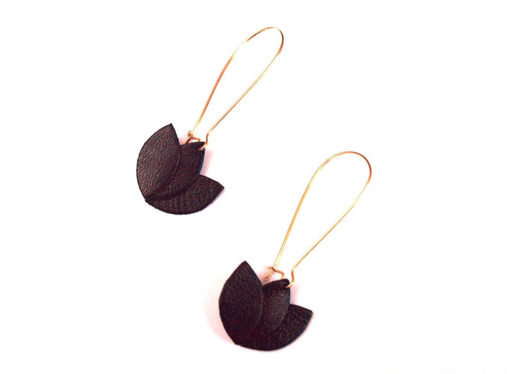Boucles d'oreilles cuir noir et or, fleur de cuir sur monture dormeuse dorée