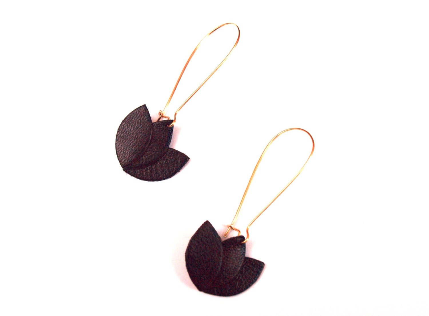 Boucles d'oreilles cuir noir et or, fleur de cuir sur monture dormeuse dorée