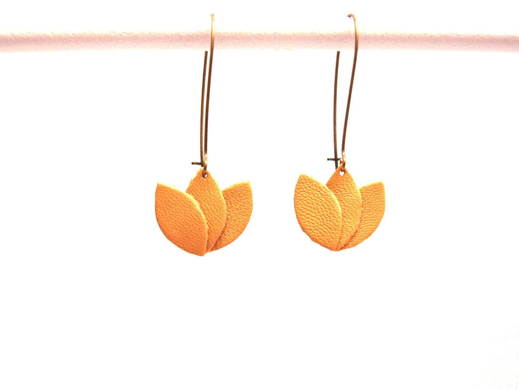 Boucles d'oreilles cuir jaune moutarde ocre, fleur de cuir sur monture bronze style dormeuse
