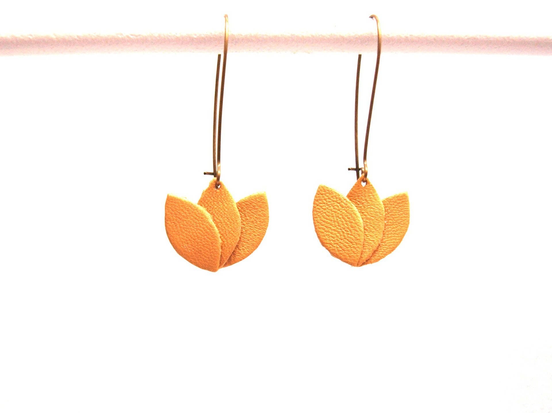 Boucles d'oreilles cuir jaune moutarde ocre, fleur de cuir sur monture bronze style dormeuse