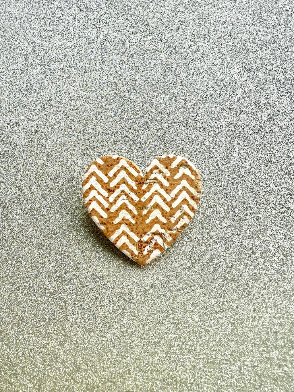 Broche coeur jaune et blanc en liège imprimé  doublé de cuir - cadeau fête des mères - cadeau maîtresse - cadeau pour elle
