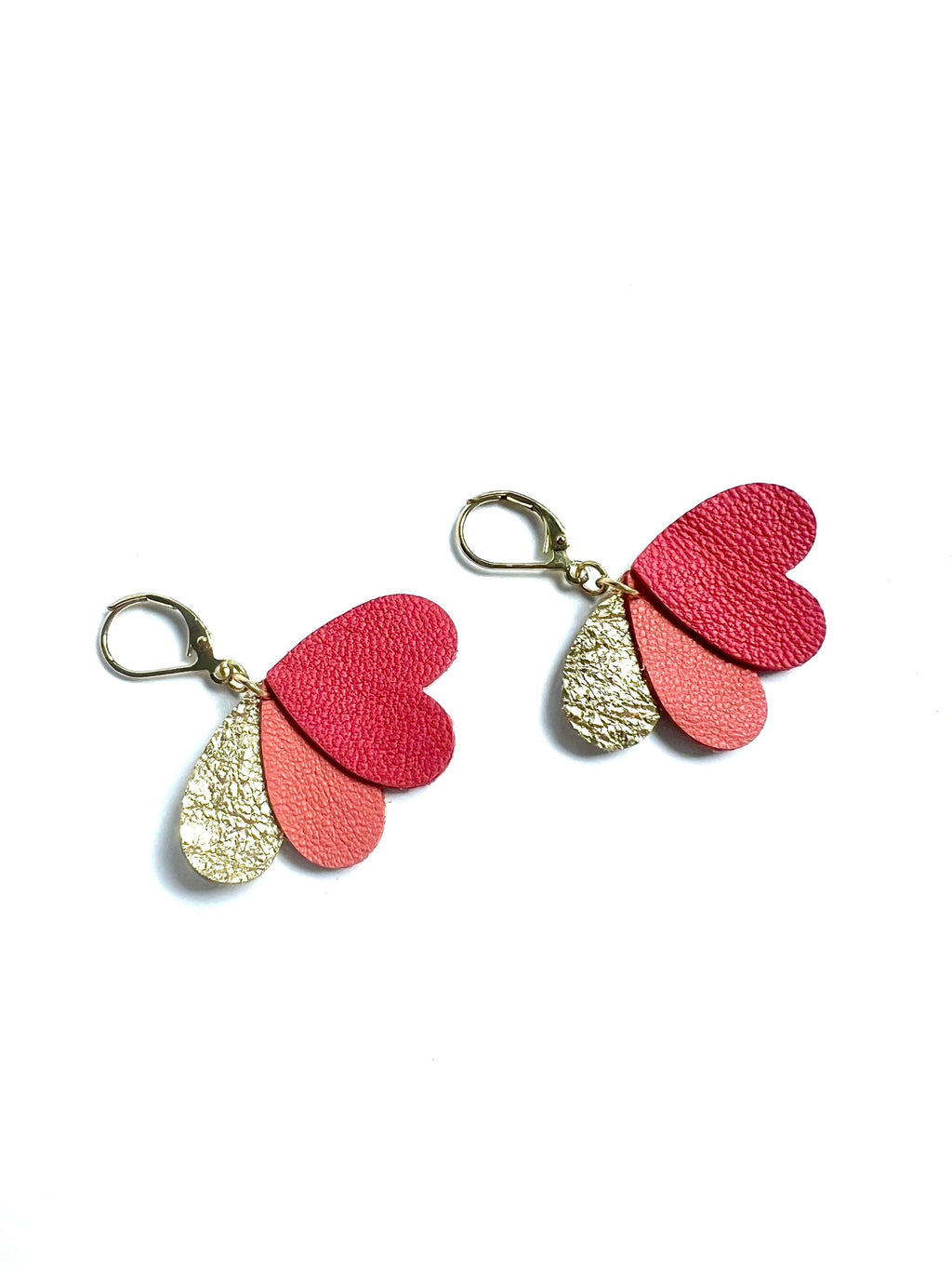 Boucles d’oreilles cœurs en cuir upcyclé, bijoux artisanaux légers faits main, boucles pendantes femme, cadeau original, rouge corail et or