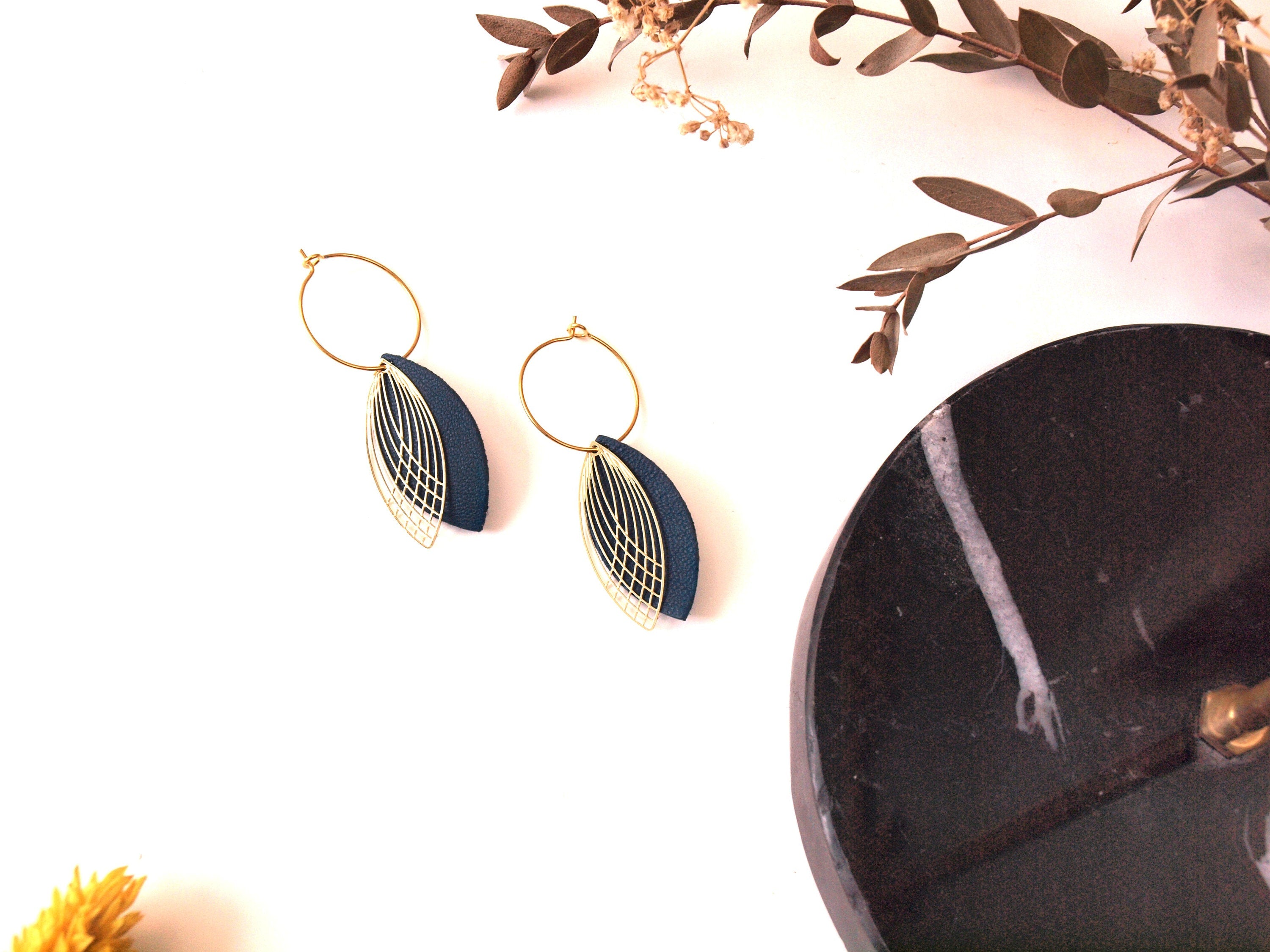 Boucles d'oreilles créoles acier et cuir - bleu canard et or - créoles style art déco - modèle SIENNA