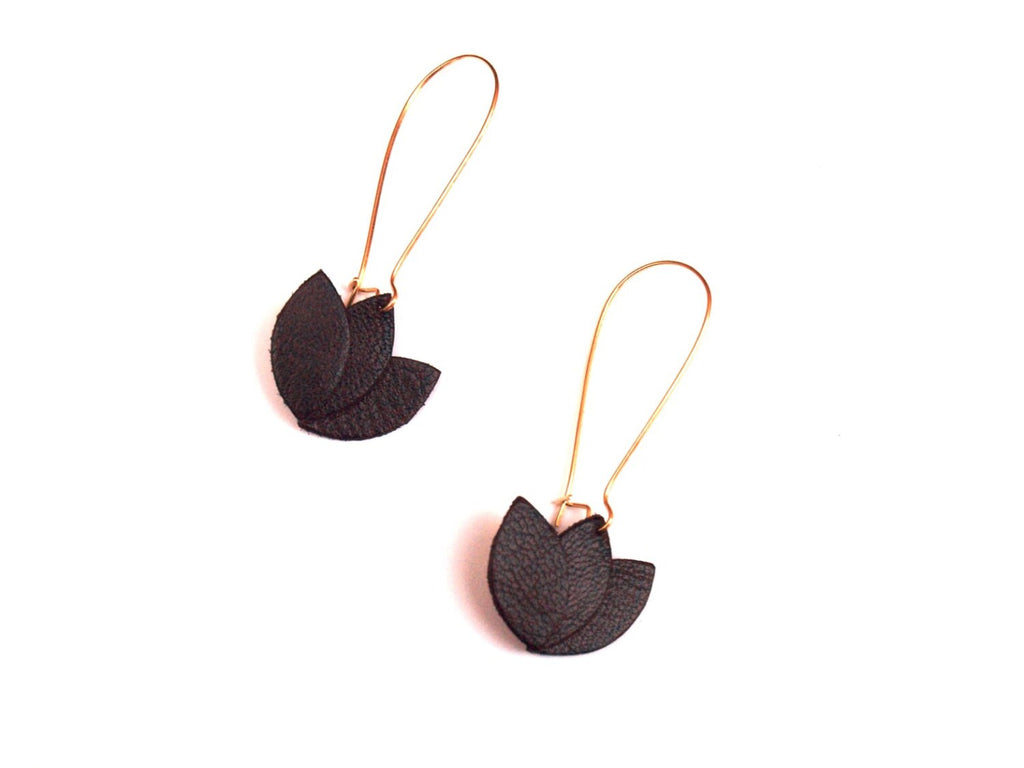 Boucles d'oreilles cuir noir et or, fleur de cuir sur monture dormeuse dorée