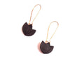 Boucles d'oreilles cuir noir et or, fleur de cuir sur monture dormeuse dorée