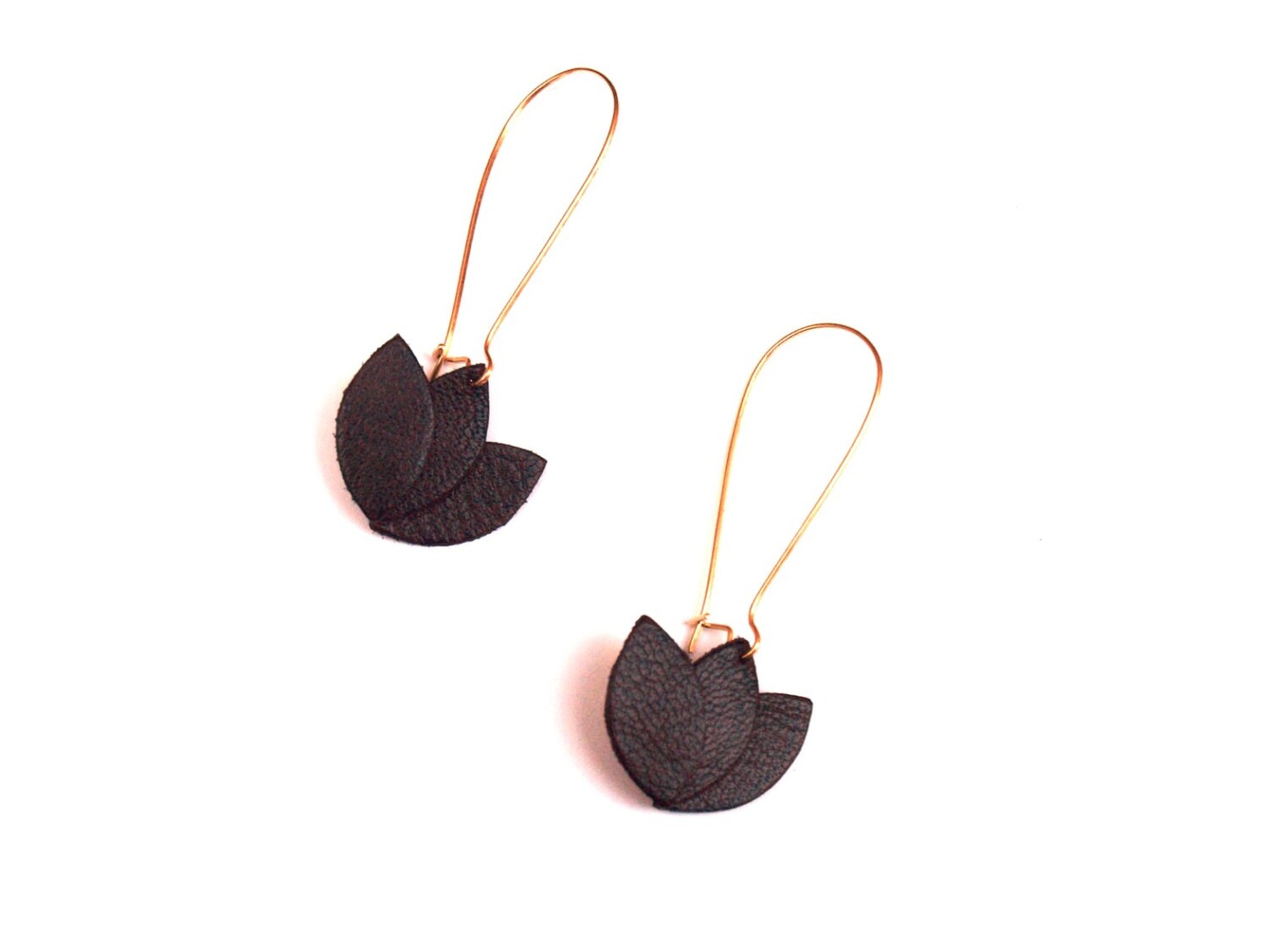 Boucles d'oreilles cuir noir et or, fleur de cuir sur monture dormeuse dorée