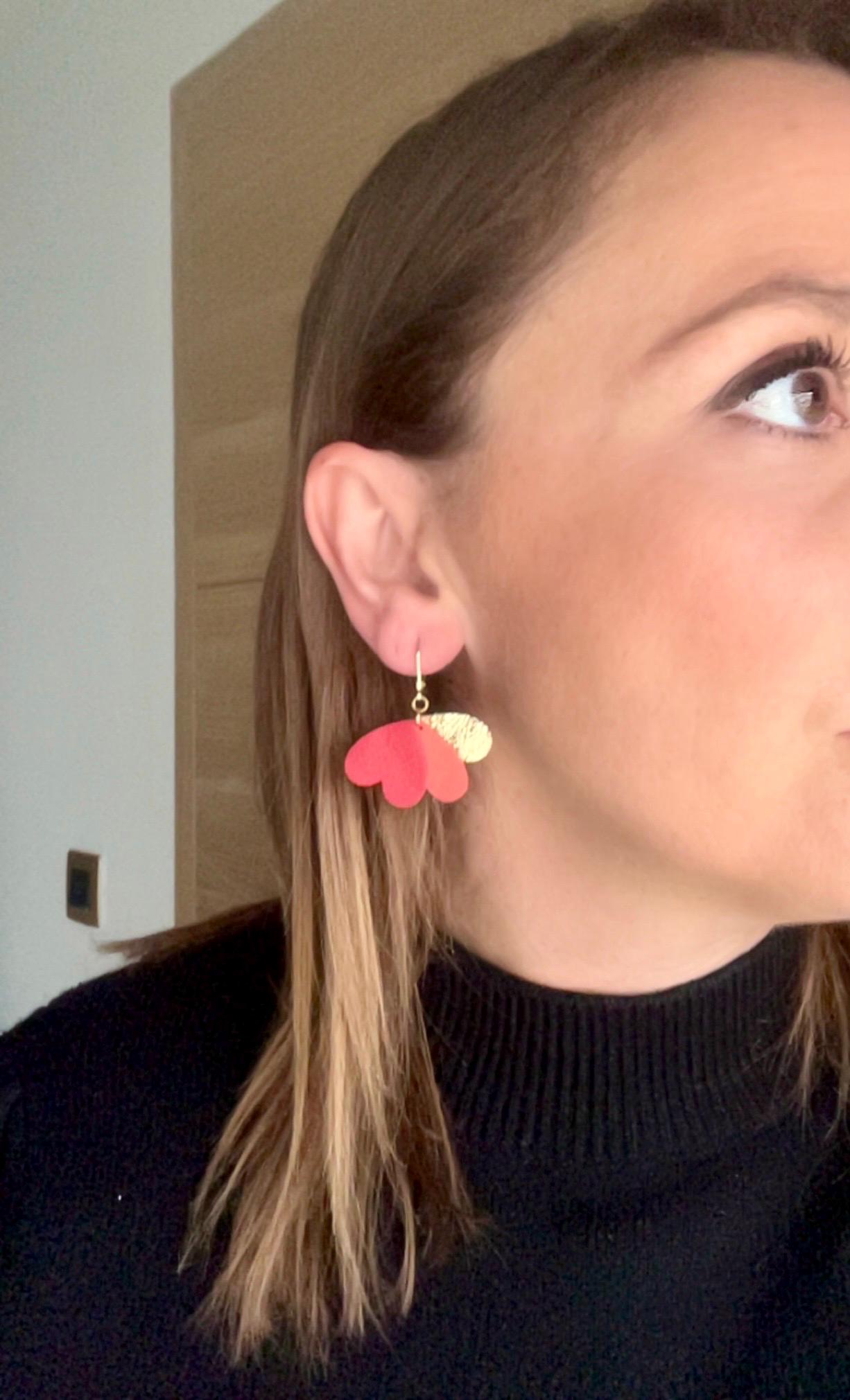 Boucles d’oreilles cœurs en cuir upcyclé, bijoux artisanaux légers faits main, boucles pendantes femme, cadeau original, rouge corail et or