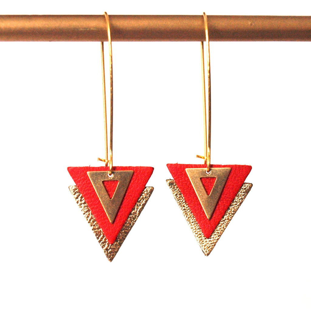 Boucles d'oreilles cuir rouge et or, triangles de cuir et laiton sur grandes dormeuses - bijou graphique géométrique - modèle PIAMA