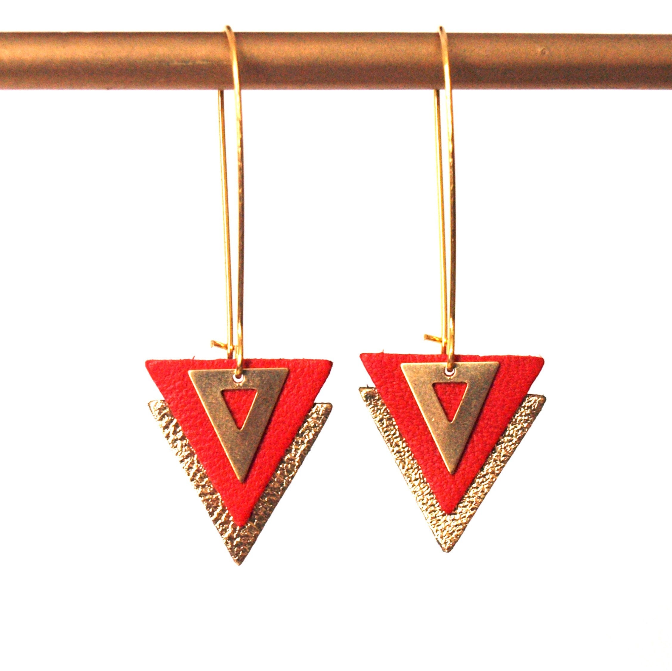 Boucles d'oreilles cuir rouge et or, triangles de cuir et laiton sur grandes dormeuses - bijou graphique géométrique - modèle PIAMA
