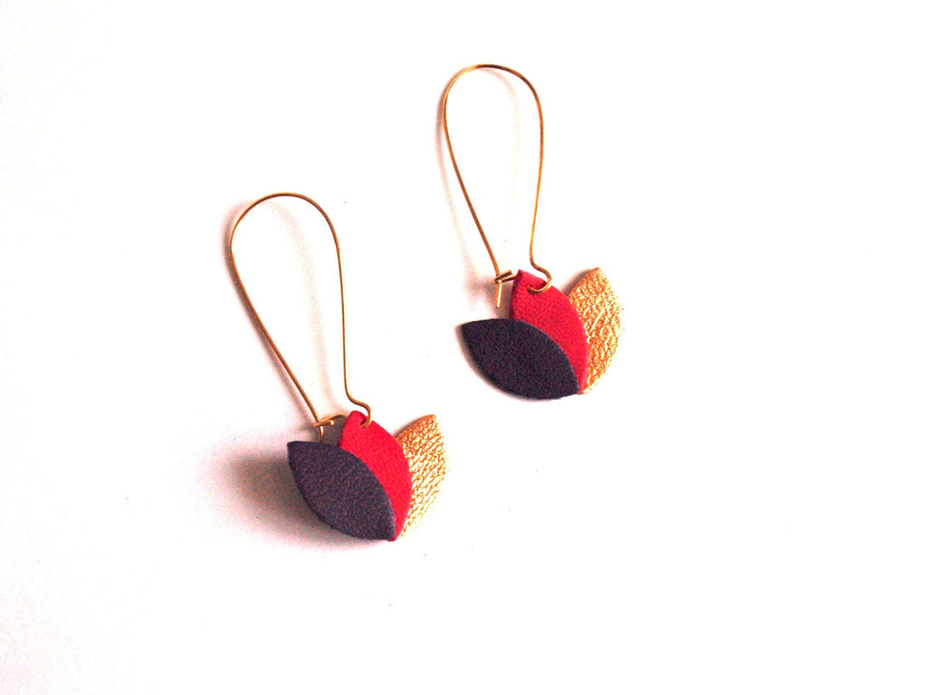 Boucles d'oreilles cuir violet, rose framboise et or rosé, fleur de cuir sur monture dorée style dormeuse