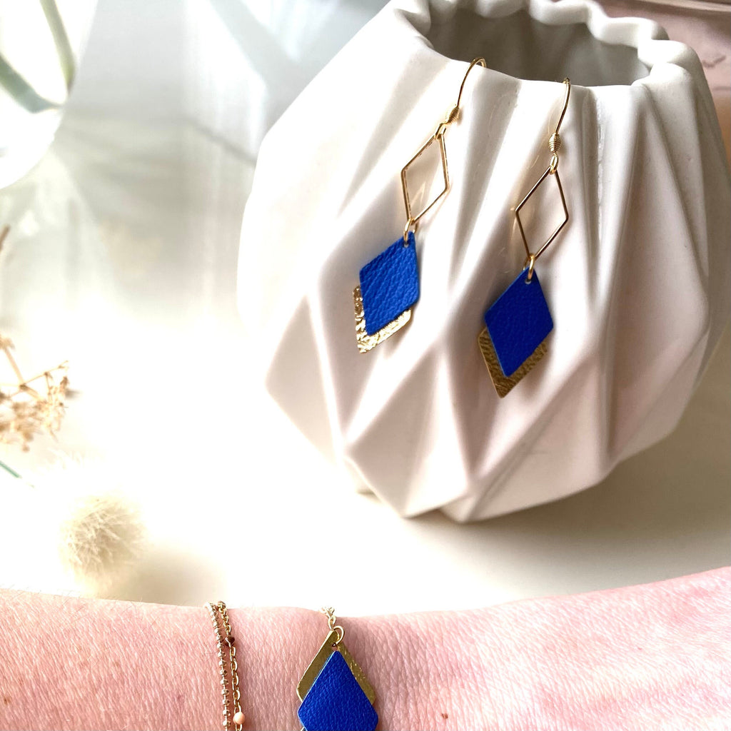 Boucles d'oreilles cuir bleu et or, boucles d'oreilles graphiques losanges bleu roi et doré - modèle LISÉA -cadeau noël pour elle pour femme