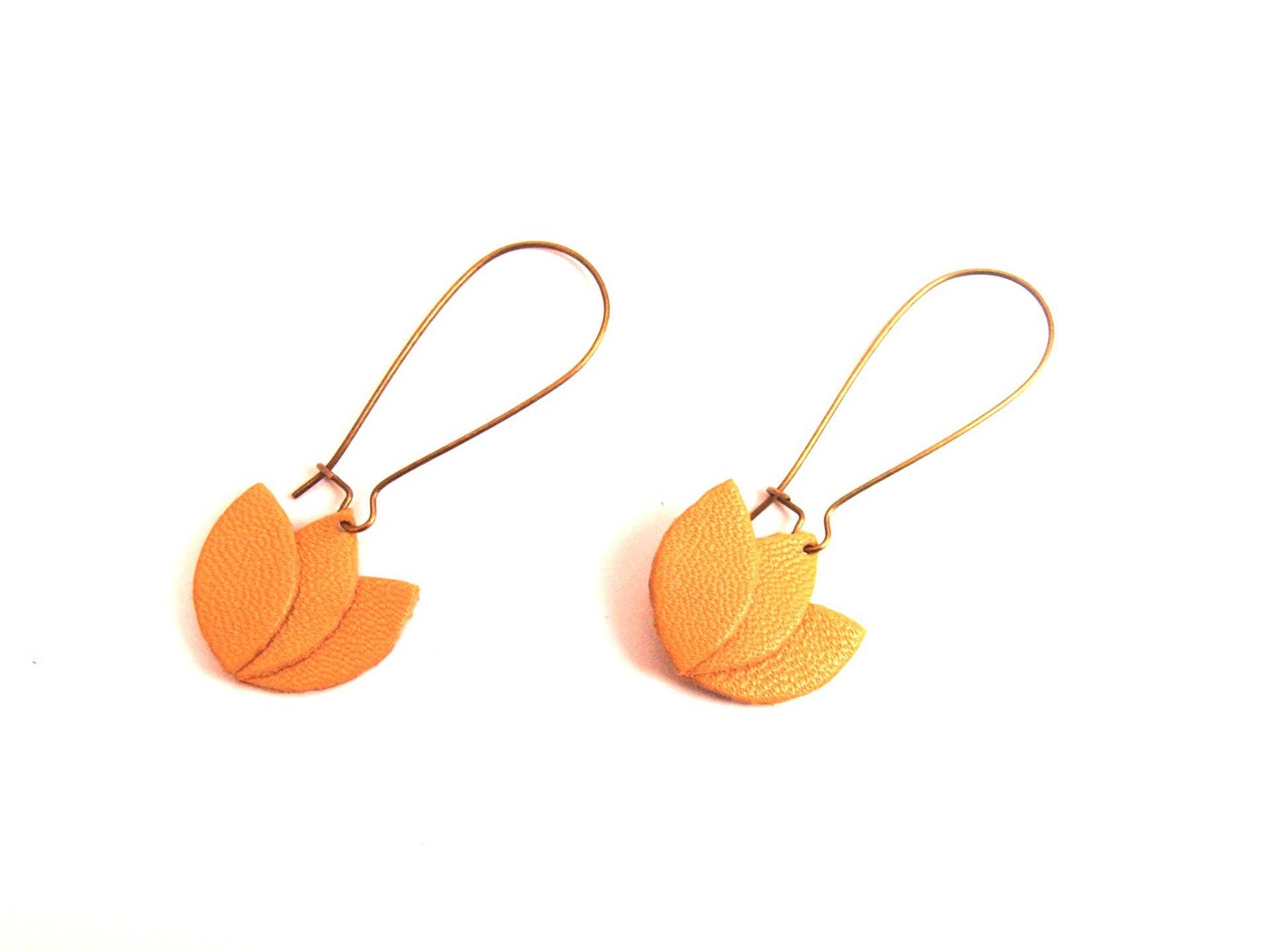 Boucles d'oreilles cuir jaune moutarde ocre, fleur de cuir sur monture bronze style dormeuse