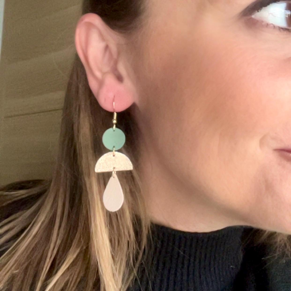 Boucles d’oreilles géométriques en cuir upcyclé, boucles pendantes légères faites main, bijoux artisanaux femme vert sauge nude or rose