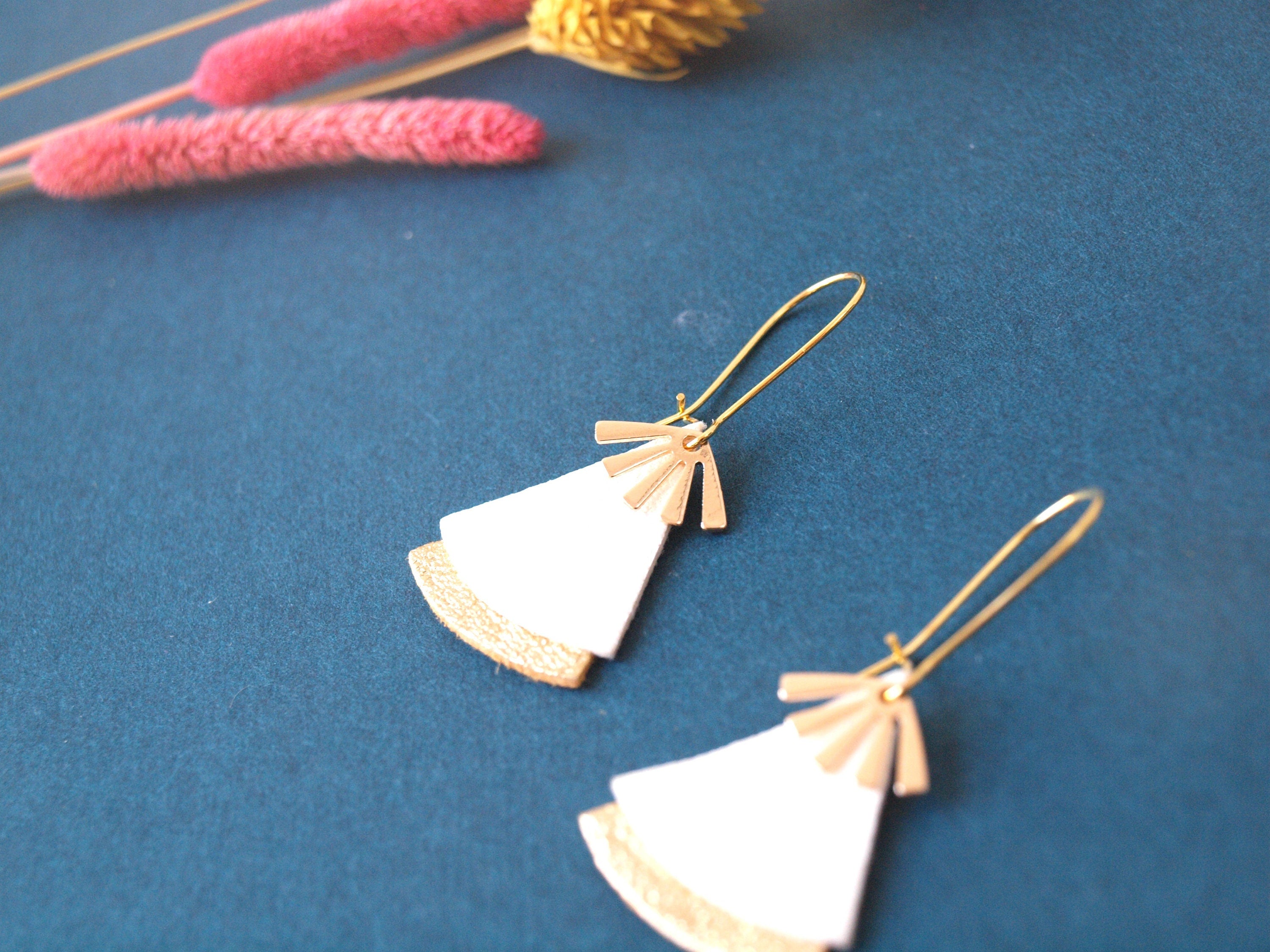 Boucles d'oreilles éventail cuir blanc et or, laiton doré - boucles d'oreilles japonisantes - boucles d'oreilles ethniques modèle STELLA