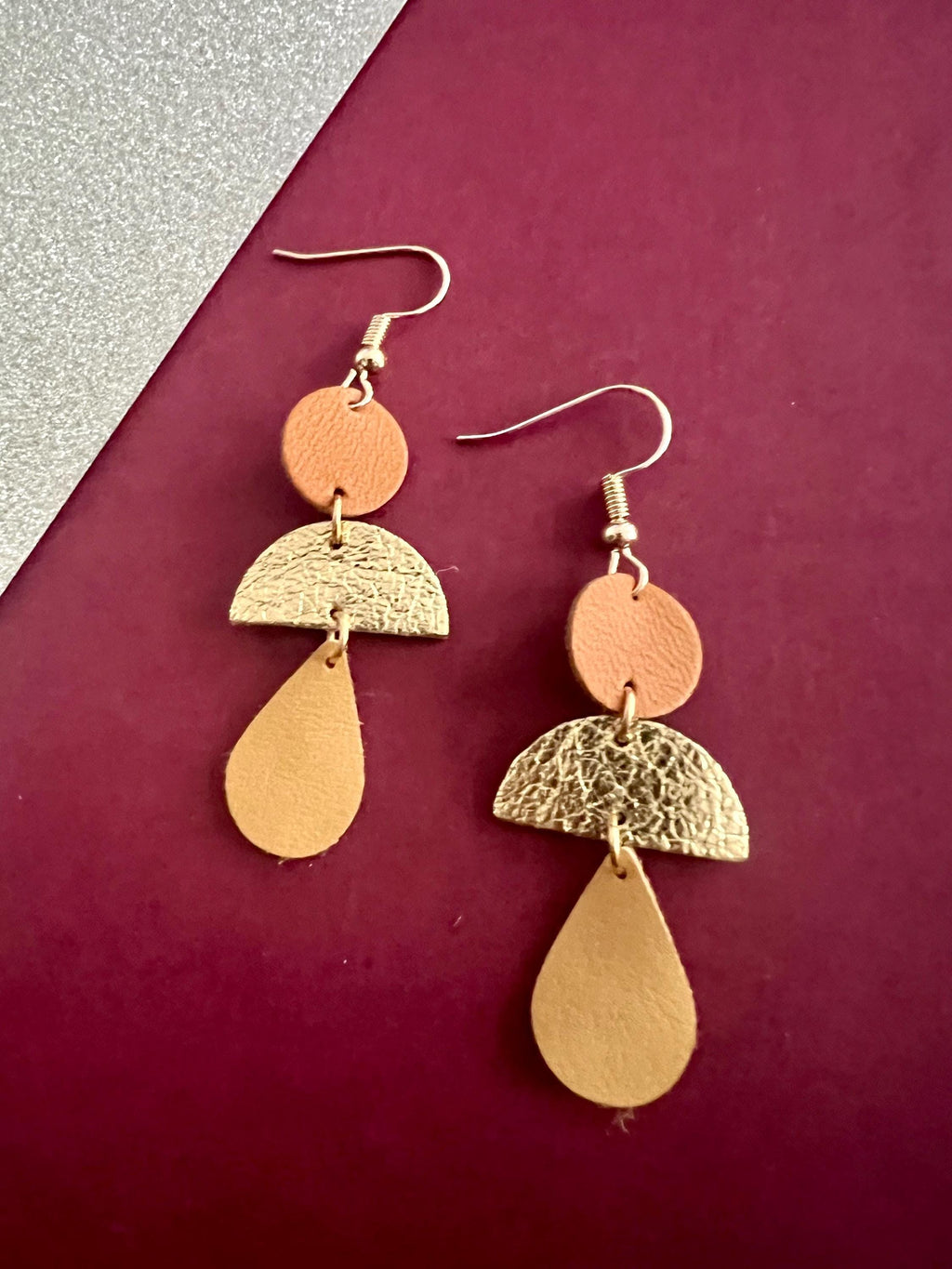 Boucles d’oreilles géométriques en cuir upcyclé, boucles pendantes légères faites main, bijoux artisanaux femme camel doré ocre cadeau