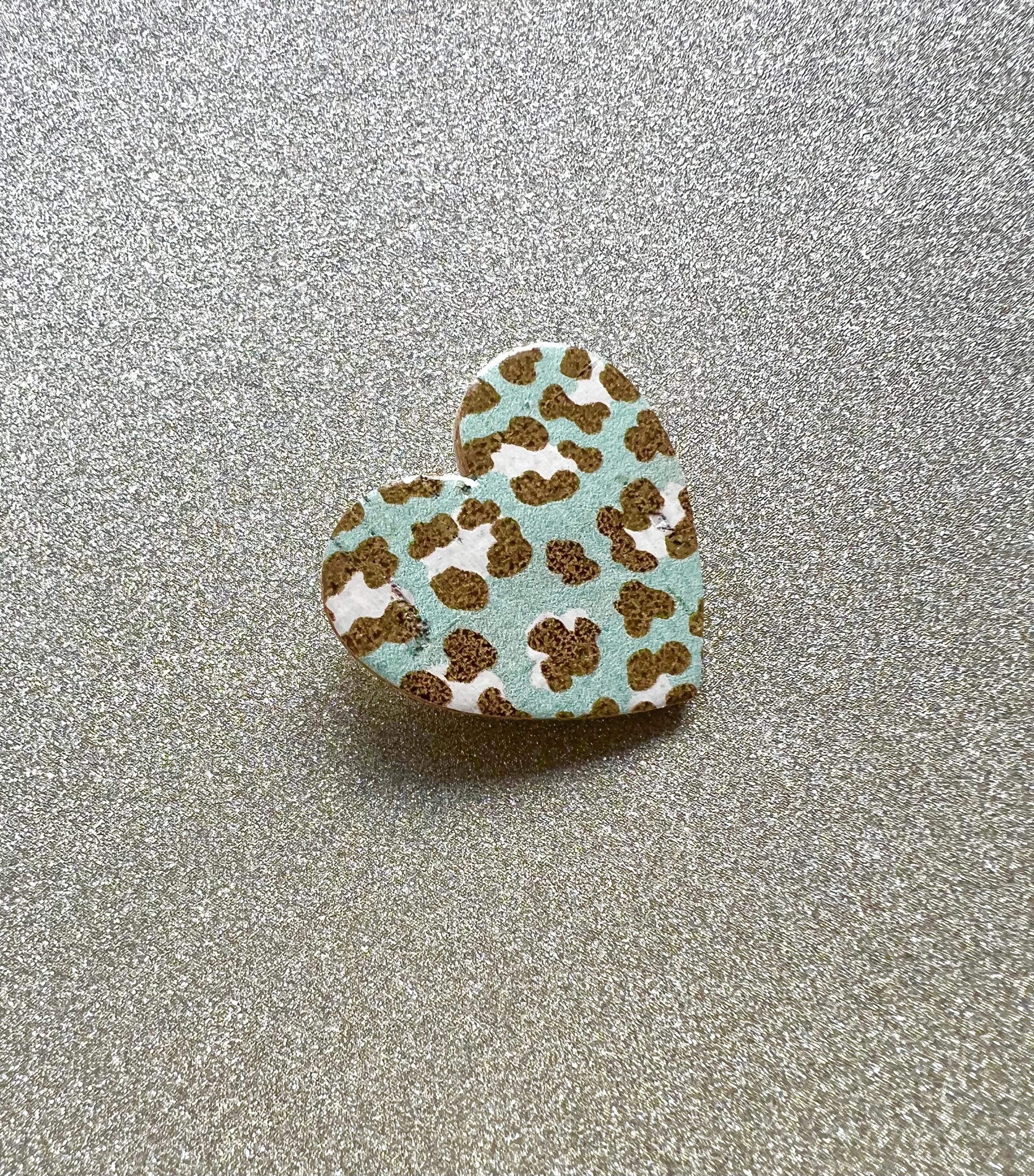 Broche coeur léopard en liège imprimé doublé de cuir - cadeau fête des mères - cadeau maîtresse - cadeau pour elle