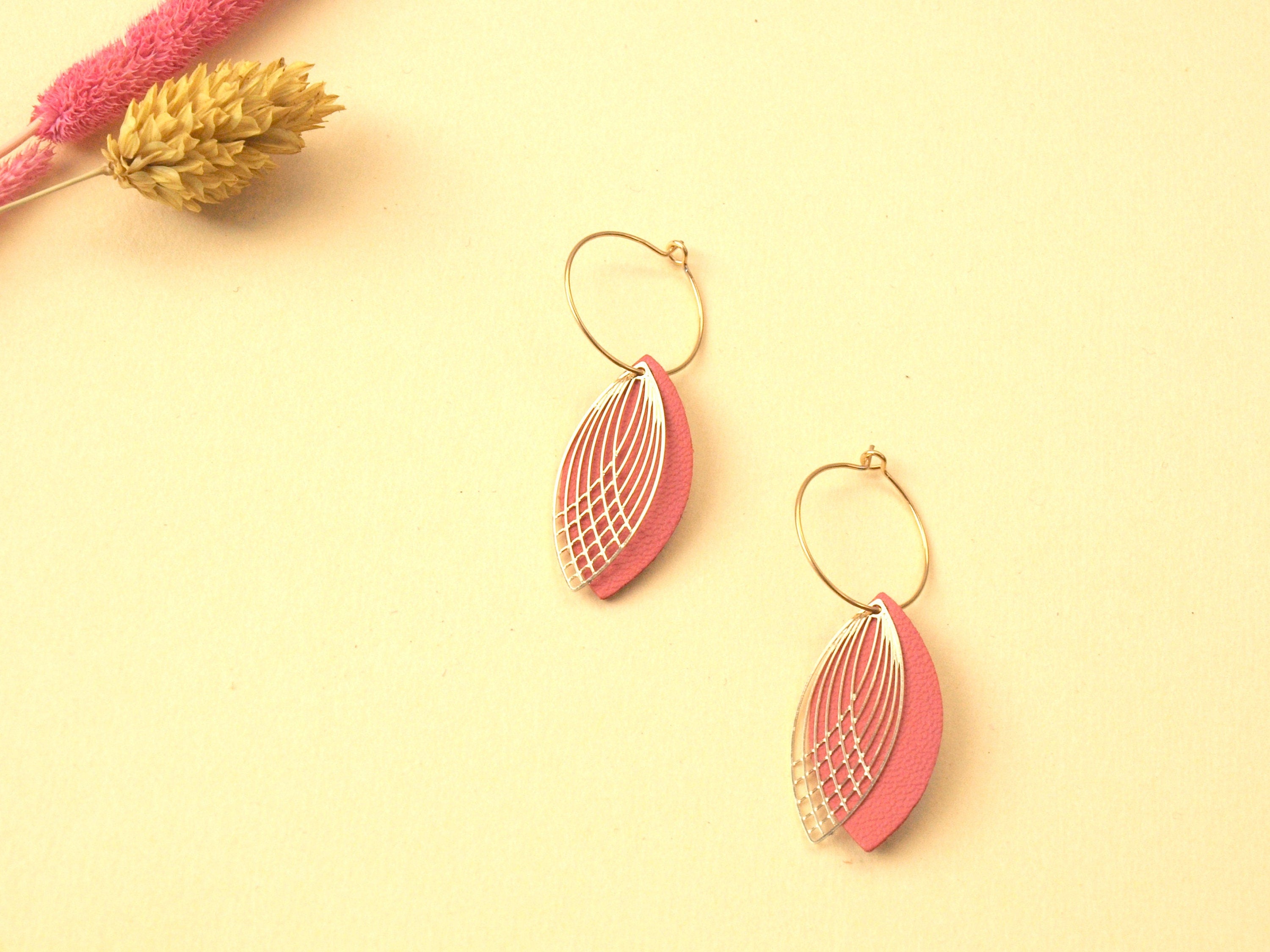 Boucles d'oreilles créoles acier inoxydable - cuir corail et or - créoles style art déco - modèle SIENNA