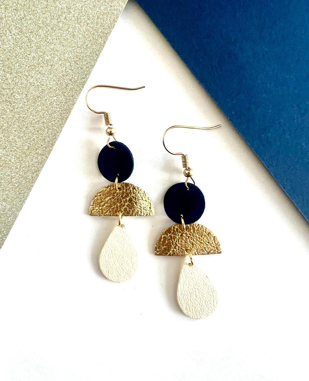 Boucles d’oreilles en cuir pendantes légères et graphiques faites main, style marin bleu marin or et blanc cassé - cadeau femme