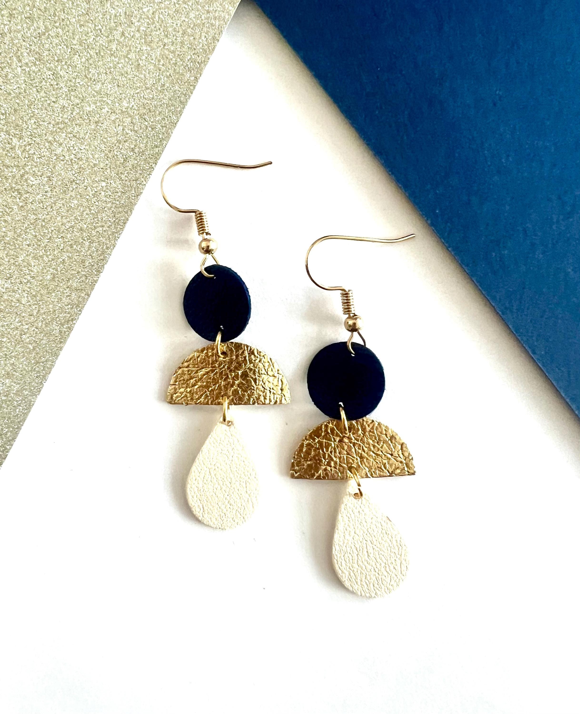 Boucles d’oreilles en cuir pendantes légères et graphiques faites main, style marin bleu marin or et blanc cassé - cadeau femme