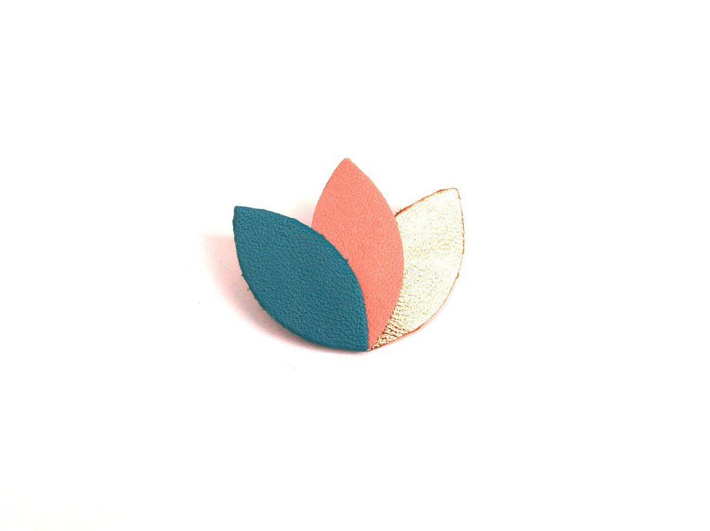 Broche cuir, forme fleur, feuilles, pétales de turquoise, rose indien et or rosé