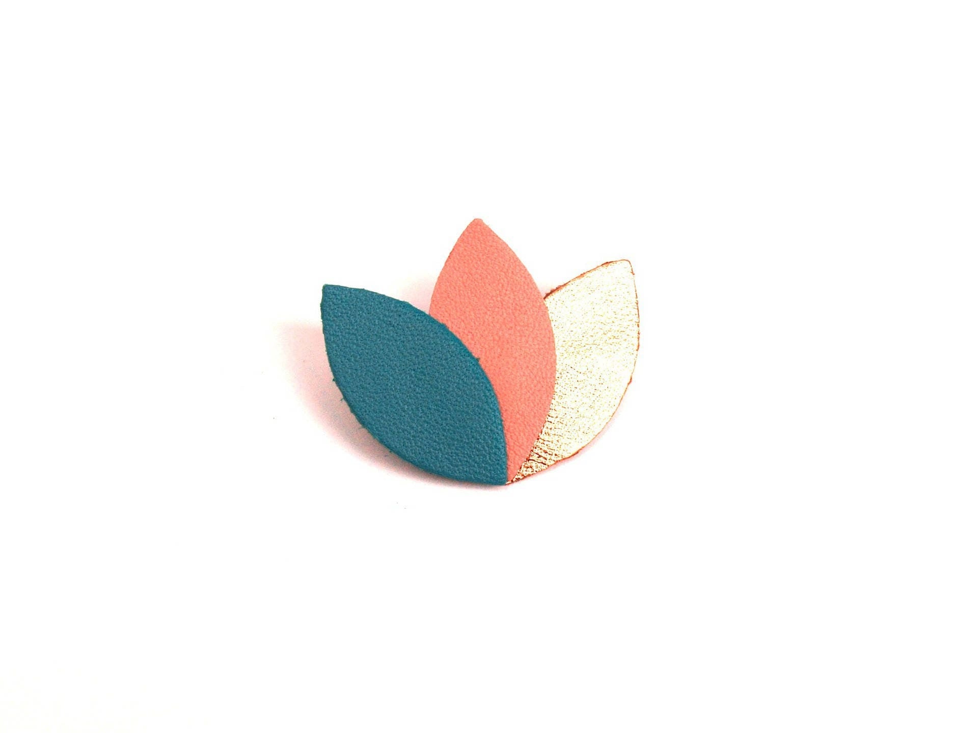 Broche cuir, forme fleur, feuilles, pétales de turquoise, rose indien et or rosé