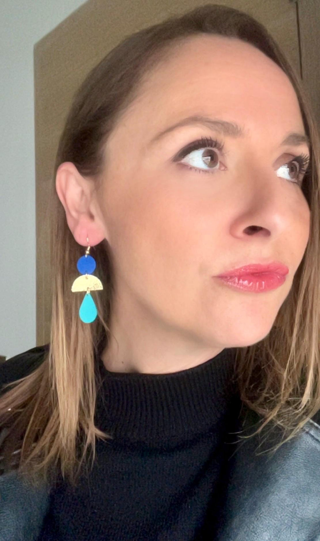 Boucles d’oreilles bohème chic en cuir upcyclé, modèle géométrique fait main, bijou artisanal léger bleu roi doré et turquoise cadeau femme
