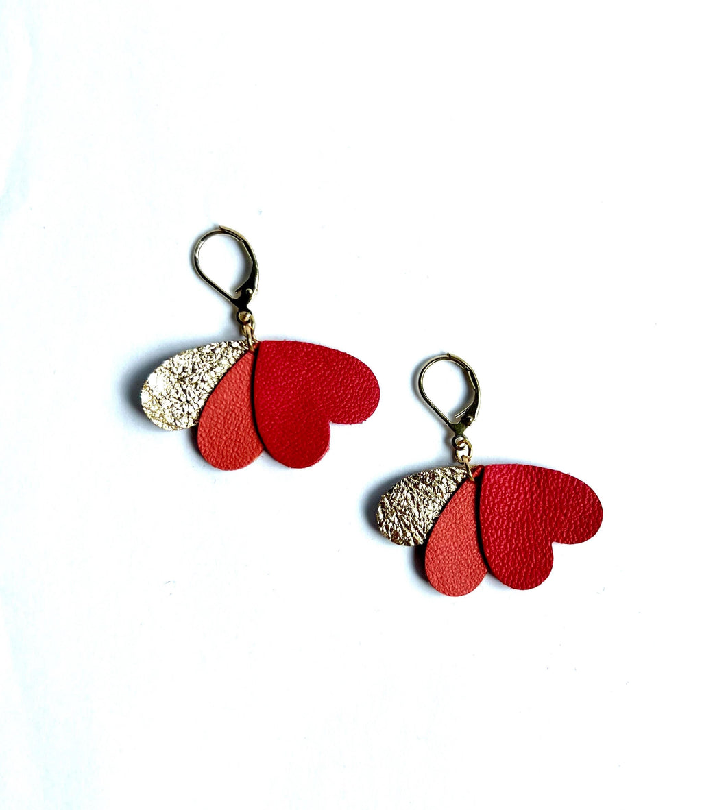 Boucles d’oreilles cœurs en cuir upcyclé, bijoux artisanaux légers faits main, boucles pendantes femme, cadeau original, rouge corail et or