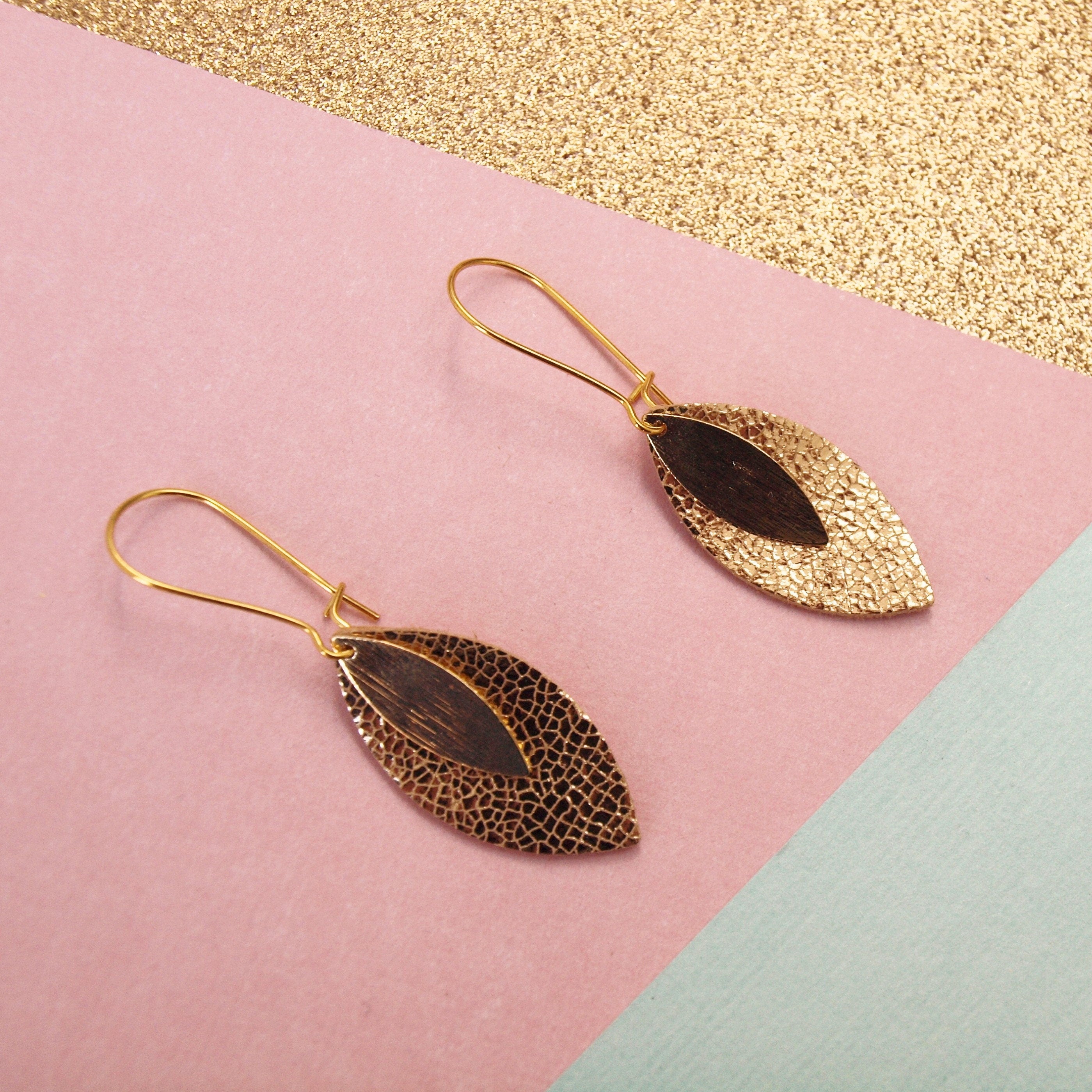 Boucles d'oreilles feuille de cuir or et pampille dorée modèle AVA