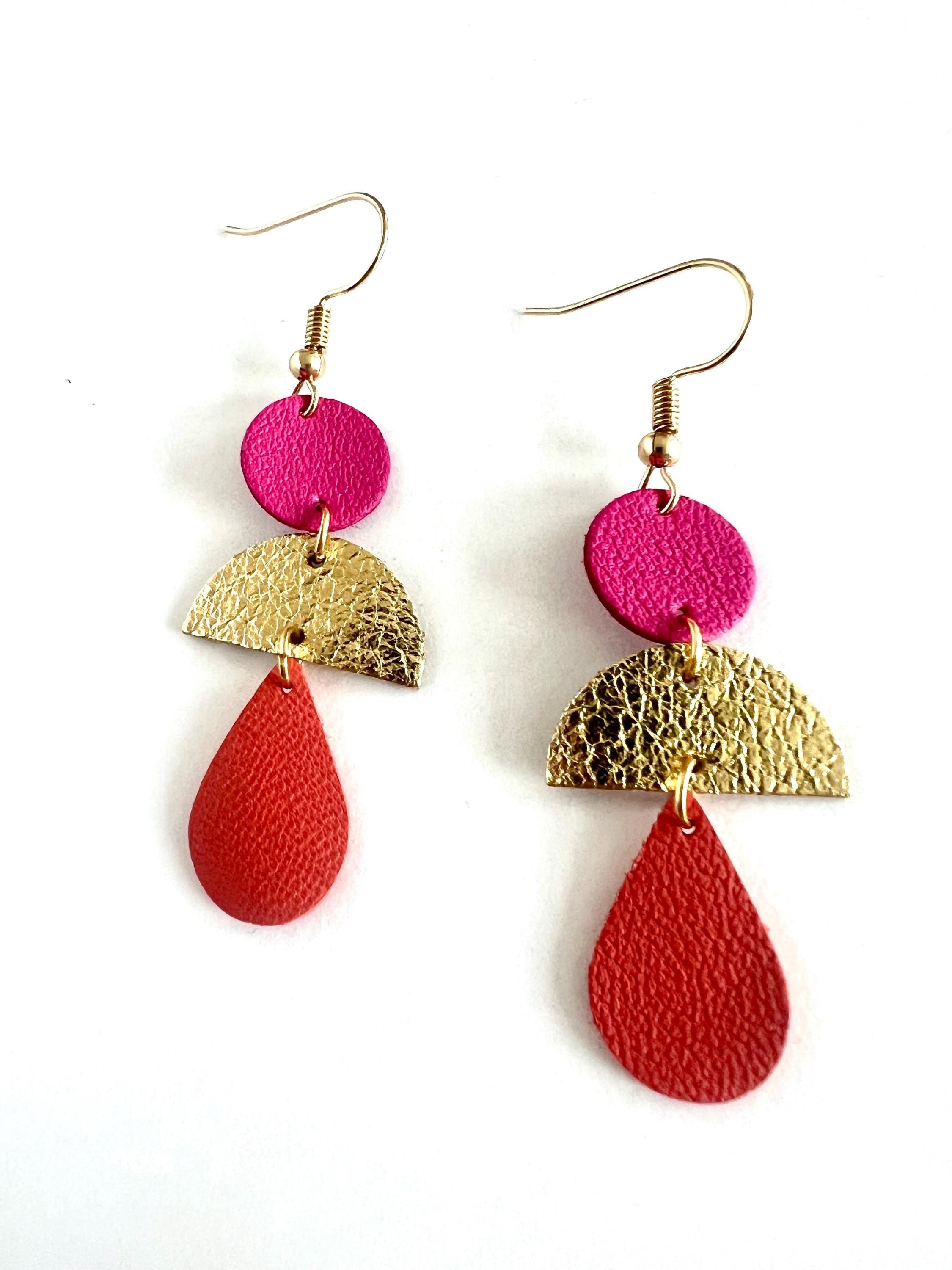 Boucles d’oreilles bohème chic en cuir upcyclé, modèle géométrique fait main, bijou artisanal léger rose fuchsia doré et corail cadeau femme