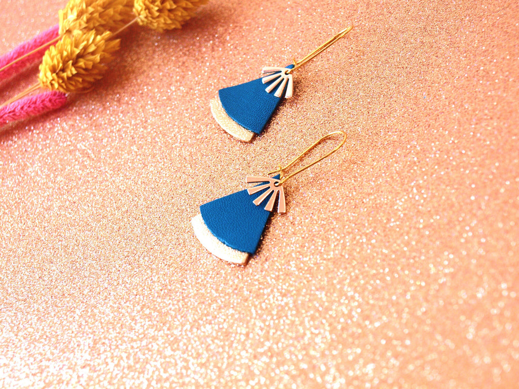 Boucles d'oreilles bleu canard et or, en cuir, forme éventail - boucles d'oreilles ethniques, art déco, modèle STELLA