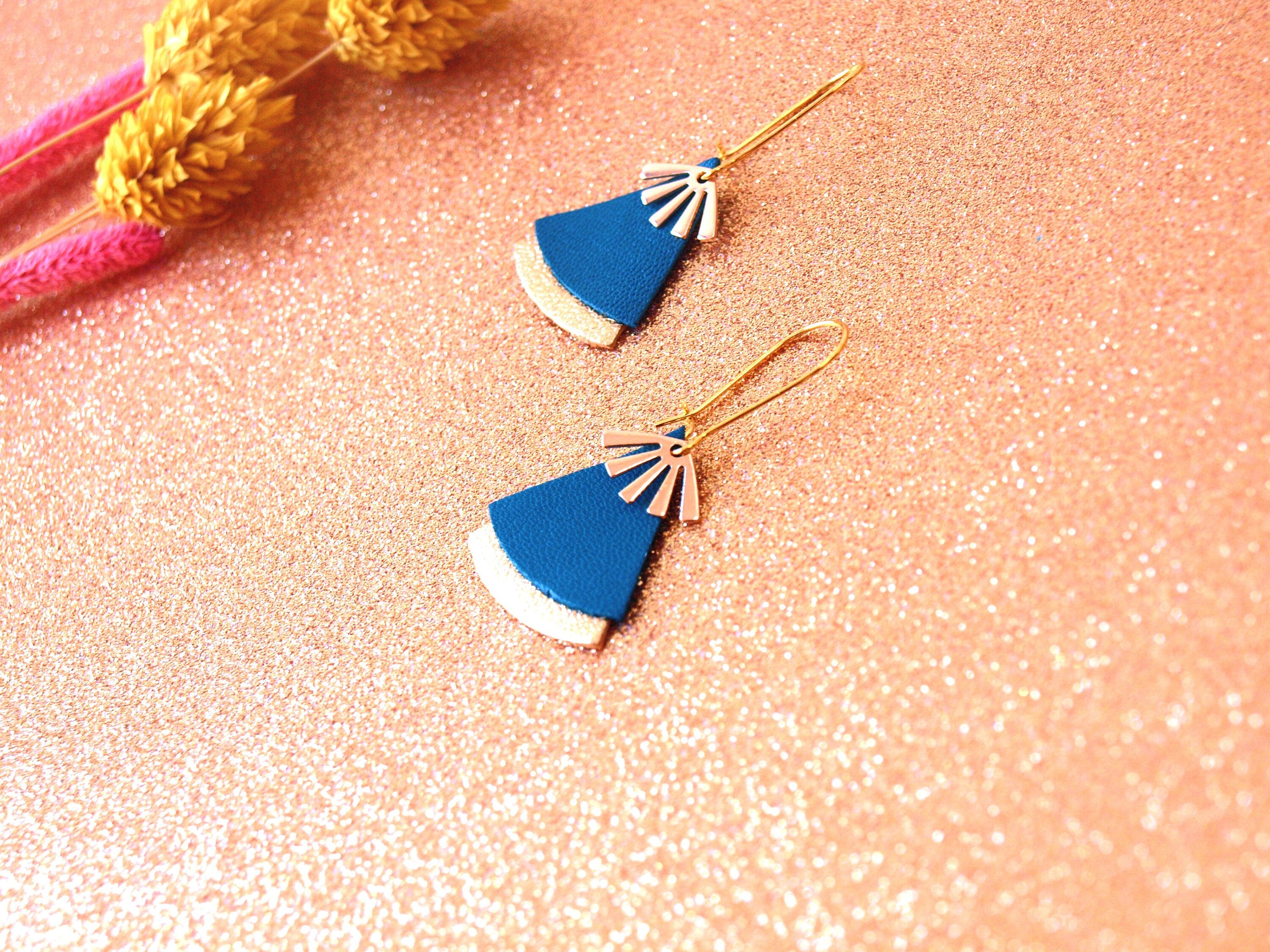 Boucles d'oreilles bleu canard et or, en cuir, forme éventail - boucles d'oreilles ethniques, art déco, modèle STELLA