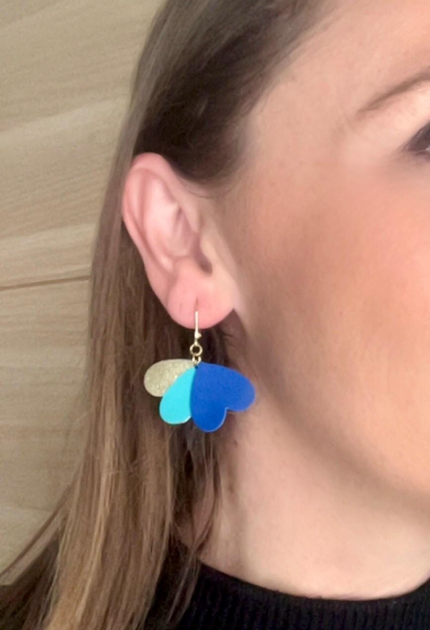 Boucles d’oreilles cœurs bleu turquoise et or en cuir upcyclé, bijoux artisanaux légers faits main, boucles pendantes femme, cadeau original
